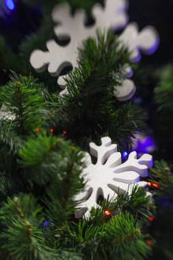 Larke beyaz kar tanesi üzerinde Noel tre ile Noel dekorasyon