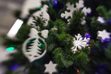 Larke beyaz kar tanesi üzerinde Noel tre ile Noel dekorasyon