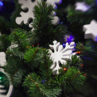 Larke beyaz kar tanesi üzerinde Noel tre ile Noel dekorasyon