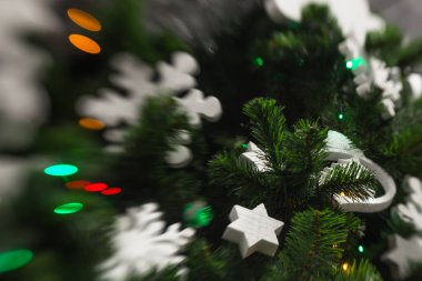 Larke beyaz kar tanesi üzerinde Noel tre ile Noel dekorasyon