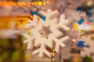 Beyaz Christmas dekorasyon kar tanesi köknar dallar ile 