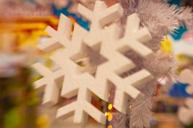 Beyaz Christmas dekorasyon kar tanesi köknar dallar ile 