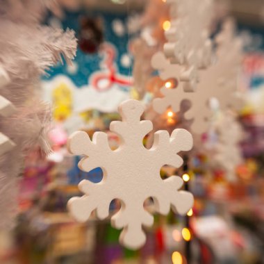 Beyaz Christmas dekorasyon kar tanesi köknar dallar ile 