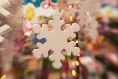 Beyaz Christmas dekorasyon kar tanesi köknar dallar ile 