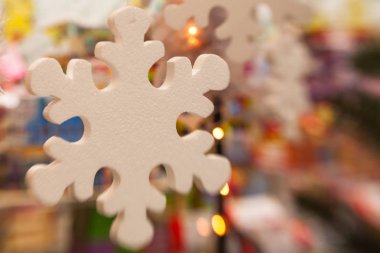 Beyaz Christmas dekorasyon kar tanesi köknar dallar ile 