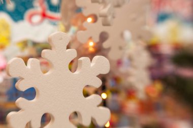 Beyaz Christmas dekorasyon kar tanesi köknar dallar ile 