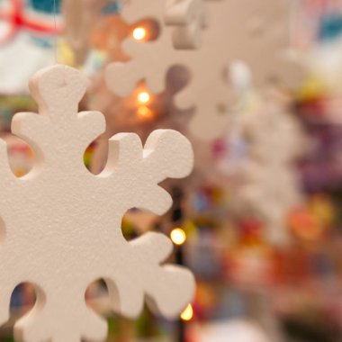 Beyaz Christmas dekorasyon kar tanesi köknar dallar ile 