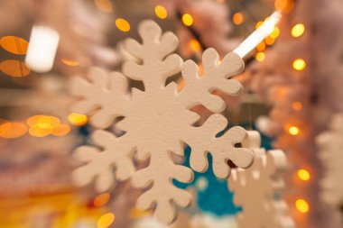 Beyaz Christmas dekorasyon kar tanesi köknar dallar ile 