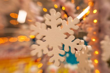 Beyaz Christmas dekorasyon kar tanesi köknar dallar ile 