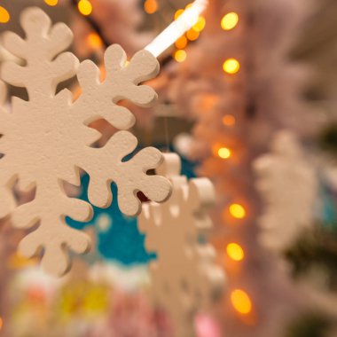 Beyaz Christmas dekorasyon kar tanesi köknar dallar ile 