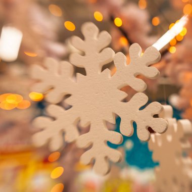 Beyaz Christmas dekorasyon kar tanesi köknar dallar ile 