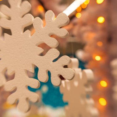 Beyaz Christmas dekorasyon kar tanesi köknar dallar ile 