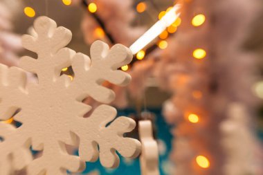 Beyaz Christmas dekorasyon kar tanesi köknar dallar ile 