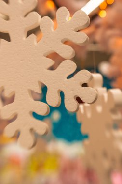 Beyaz Christmas dekorasyon kar tanesi köknar dallar ile 