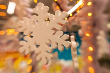 Beyaz Christmas dekorasyon kar tanesi köknar dallar ile 