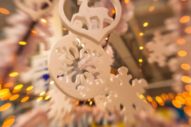 Beyaz Christmas dekorasyon kar tanesi köknar dallar ile 