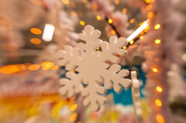 Beyaz Christmas dekorasyon kar tanesi köknar dallar ile 