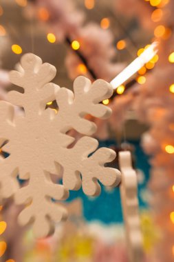 Beyaz Christmas dekorasyon kar tanesi köknar dallar ile 