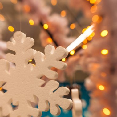 Beyaz Christmas dekorasyon kar tanesi köknar dallar ile 