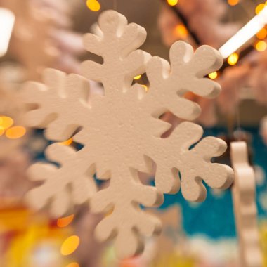 Beyaz Christmas dekorasyon kar tanesi köknar dallar ile 