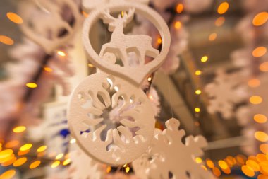 Beyaz Christmas dekorasyon kar tanesi köknar dallar ile 