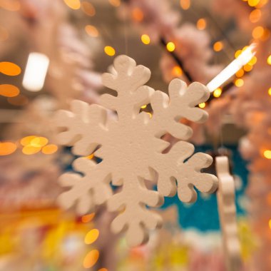 Beyaz Christmas dekorasyon kar tanesi köknar dallar ile 