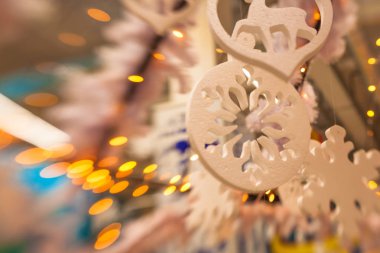 Beyaz Christmas dekorasyon kar tanesi köknar dallar ile 