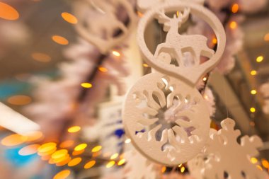 Beyaz Christmas dekorasyon kar tanesi köknar dallar ile 