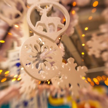 Beyaz Christmas dekorasyon kar tanesi köknar dallar ile 