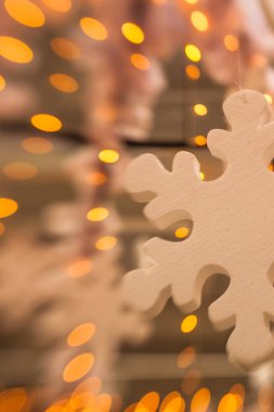 Beyaz Christmas dekorasyon kar tanesi köknar dallar ile 