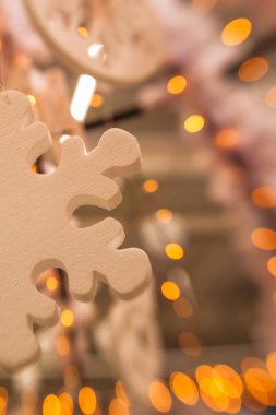 Beyaz Christmas dekorasyon kar tanesi köknar dallar ile 