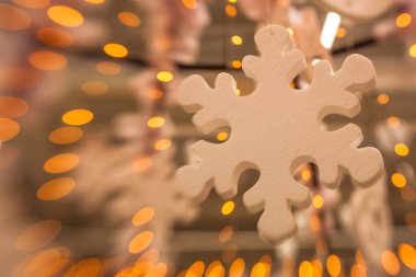 Beyaz Christmas dekorasyon kar tanesi köknar dallar ile 