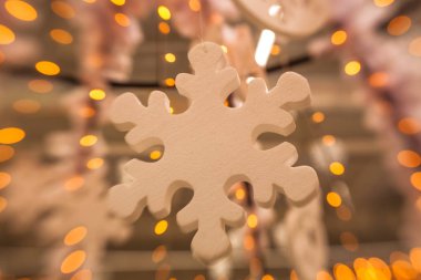 Beyaz Christmas dekorasyon kar tanesi köknar dallar ile 