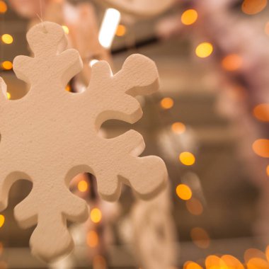 Beyaz Christmas dekorasyon kar tanesi köknar dallar ile 