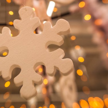 Beyaz Christmas dekorasyon kar tanesi köknar dallar ile 