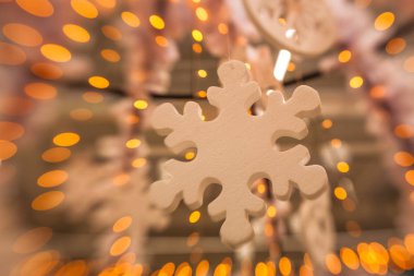 Beyaz Christmas dekorasyon kar tanesi köknar dallar ile 