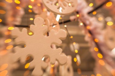 Beyaz Christmas dekorasyon kar tanesi köknar dallar ile 