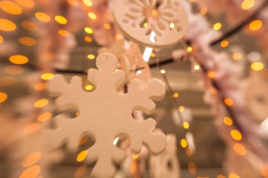 Beyaz Christmas dekorasyon kar tanesi köknar dallar ile 