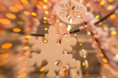 Beyaz Christmas dekorasyon kar tanesi köknar dallar ile 