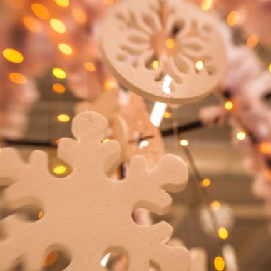 Beyaz Christmas dekorasyon kar tanesi köknar dallar ile 