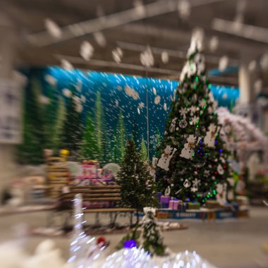 Kar, blu ile Noel ağacı arka plan ve tatil dekorasyon