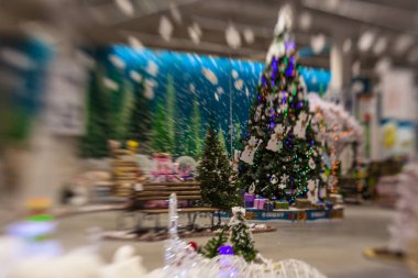 Kar, blu ile Noel ağacı arka plan ve tatil dekorasyon