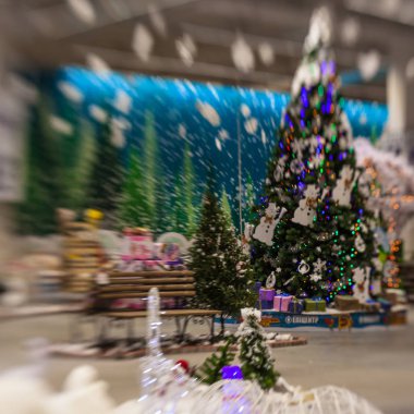 Kar, blu ile Noel ağacı arka plan ve tatil dekorasyon