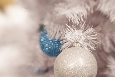 Çam dalları blurr ile topları ile beyaz Christmas dekorasyon
