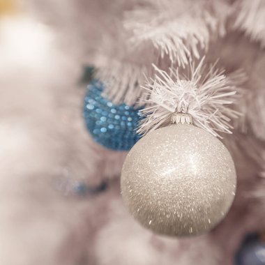 Çam dalları blurr ile topları ile beyaz Christmas dekorasyon