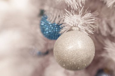 Çam dalları blurr ile topları ile beyaz Christmas dekorasyon