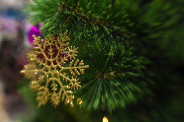 Larke beyaz kar tanesi üzerinde Noel tre ile Noel dekorasyon