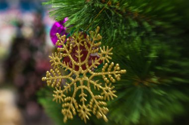 Larke beyaz kar tanesi üzerinde Noel tre ile Noel dekorasyon