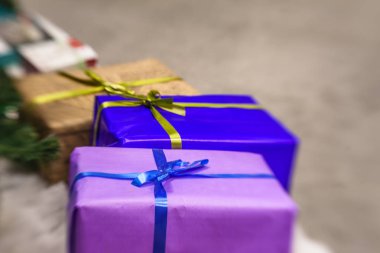 hediyeleri Noel ağacı altında 