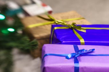 hediyeleri Noel ağacı altında 